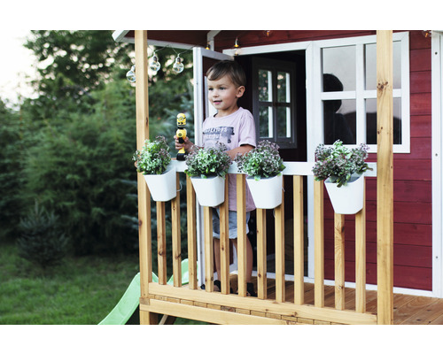 Kind in speelhuis met planten in bloempotten