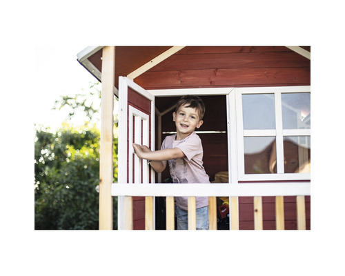Jongen speelt in houten speelhuis met raam en deur