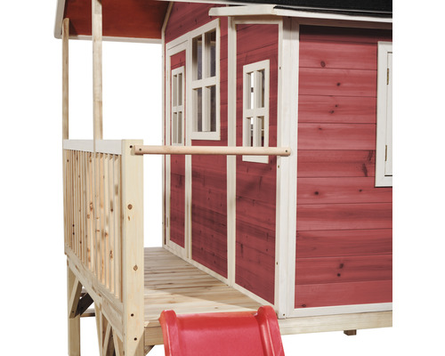 Speelhuis met glijbaan en houten veranda