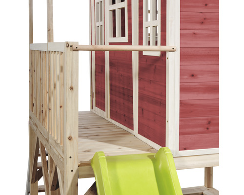 Detailweergave van een speelhuis met glijbaan en houten balustrade.