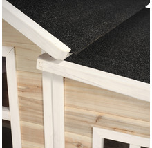 Detailopname van een tuinhuis met houten gevel en dakleer