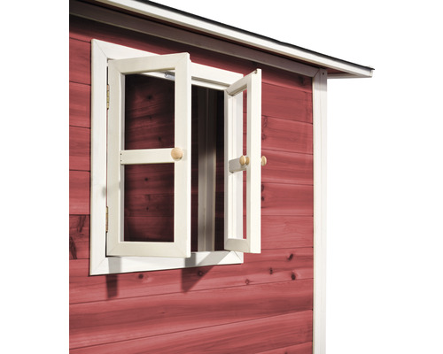 Detailopname van een houten tuinhuis met open raam