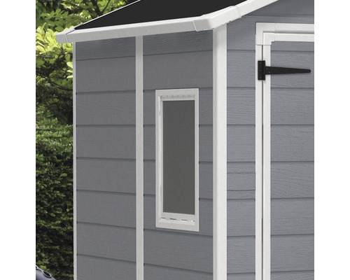 Detailaanzicht van een tuinhuis met raam en deurbeslag