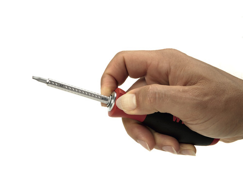 Hand houdt Wiha schroevendraaier vast
