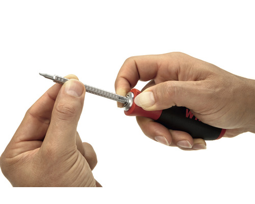 Een persoon verwisselt de bit op een Wiha schroevendraaier.