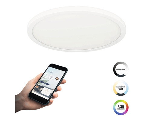 Witte plafondlamp bediend met een smartphone