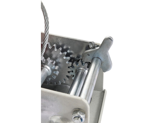 Detailopname van een lier met staalkabel en tandwielen