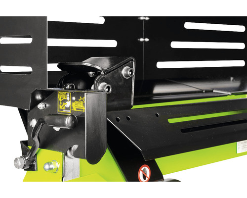 Detailopname van een houtklover met bedieningsinstructies en veiligheidssymbolen