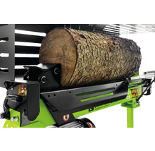 Houtklover met een stuk hout