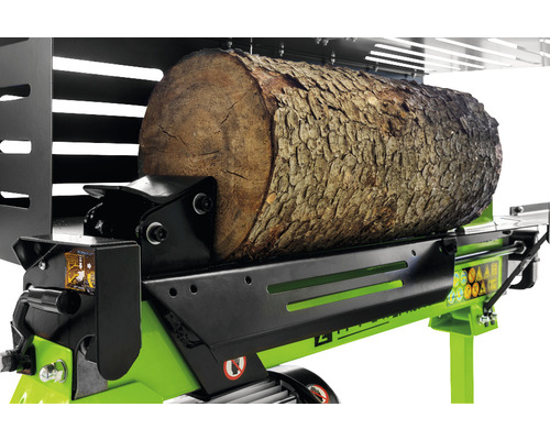 Houtklover met een stuk hout