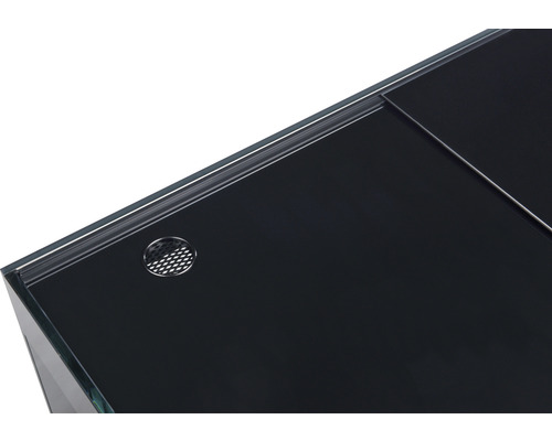 Detailweergave van een aquarium met zwart deksel en ventilatieopening.