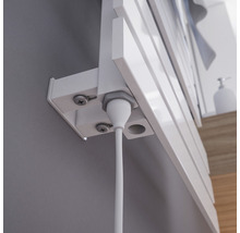 Detailopname van een radiatorbevestiging met kabel aan een muur.