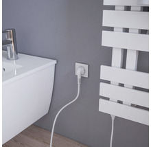 Badkamergezicht met wastafel, elektrische radiator en stopcontact