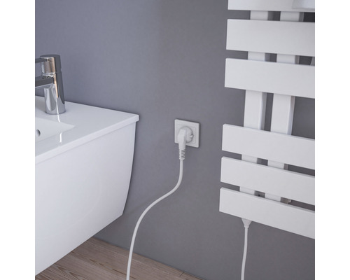 Badkamergezicht met wastafel, elektrische radiator en stopcontact