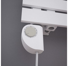 Detailopname van een witte radiatorthermostaat op een radiator