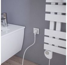 Badkamer met wastafel en elektrische handdoekradiator