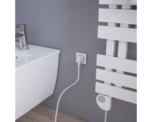 Badkamer met wastafel en elektrische handdoekradiator