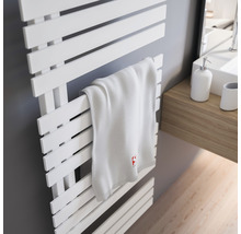 Handdoekradiator met handdoek in de badkamer