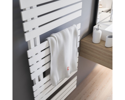 Handdoekradiator met handdoek in de badkamer