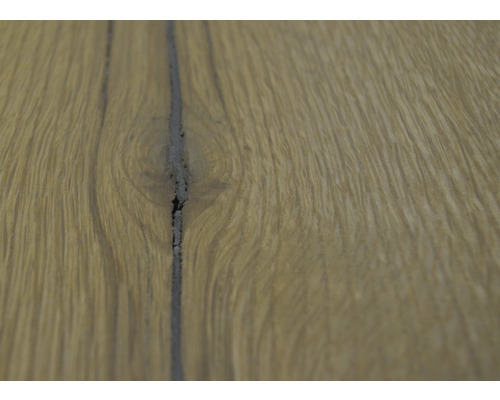 Close-up van een houten vloer met een donkere voeg