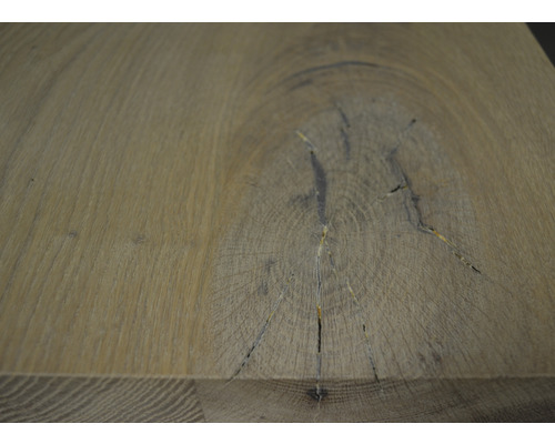 Houten plank met noesten en scheuren
