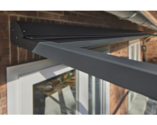 Close-up van een geïnstalleerde aluminium terrasoverkapping aan een huismuur
