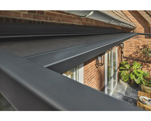 Detail van een terrasoverkapping met zonwering aan een woonhuis