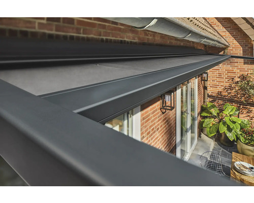 Close-up van een terrasoverkapping aan een gebouw.