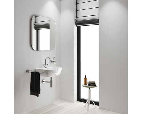 Moderne badkamer met wastafel, spiegel en raam met rolgordijn