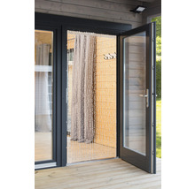 Open terrasdeur met kralengordijn en houten wand