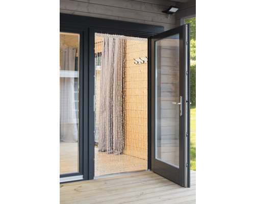 Open terrasdeur met kralengordijn en houten wand