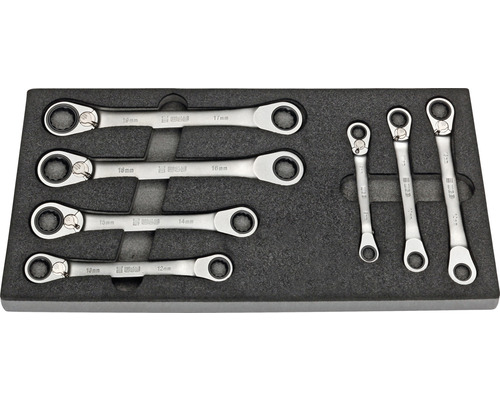 Set ringratelsleutels in verschillende maten in een gereedschapsopslag