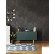 Woonkamer met patroonbehang, dressoir, tapijt en kamerplanten