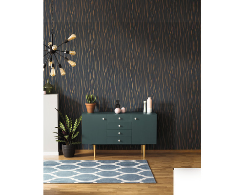 Woonkamer met patroonbehang, dressoir, tapijt en kamerplanten