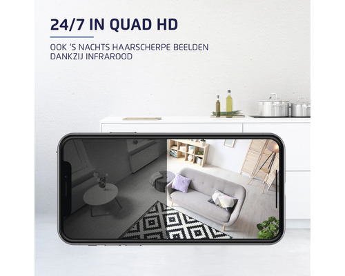 Smartphone toont een woonkamer met infrarood nachtzicht bewaking