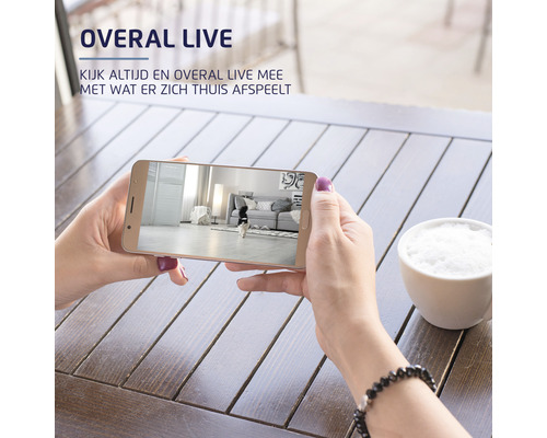 Persoon bekijkt live beelden van een bewakingscamera op een smartphone.