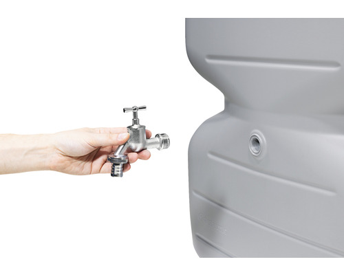 Hand houdt kraan vast voor montage op een regenton