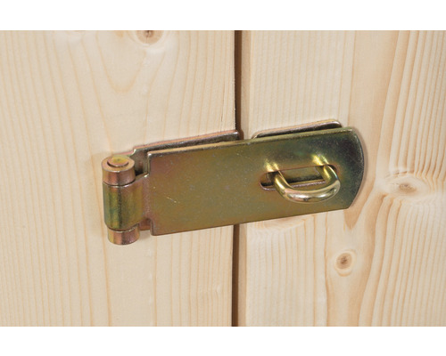 Metalen deurvergrendeling op houten deur