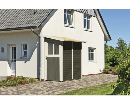 Houten gereedschapsschuur met luifel aan een huis