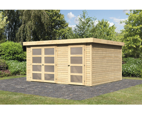 Houten tuinhuis met ramen in de tuin