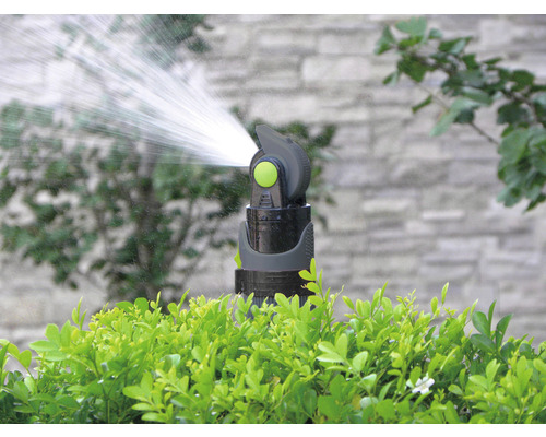 Irrigatiesysteem in tuin met werkende watersproeier