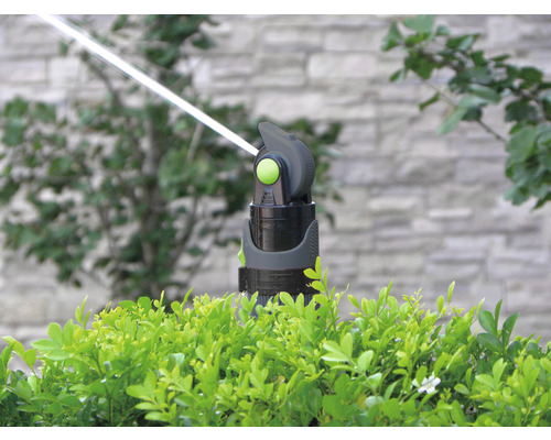 Tuinsproeier die planten water geeft