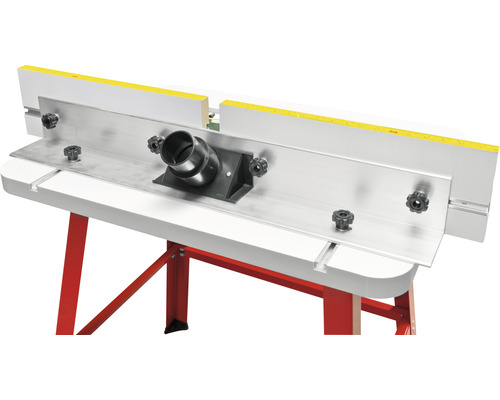 Freestafel met afzuigaansluiting en verstelbare elementen op een rood gelakt onderstel