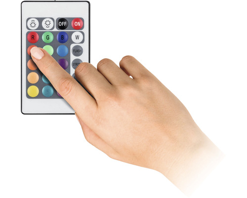 Een hand bedient een afstandsbediening voor verlichting.