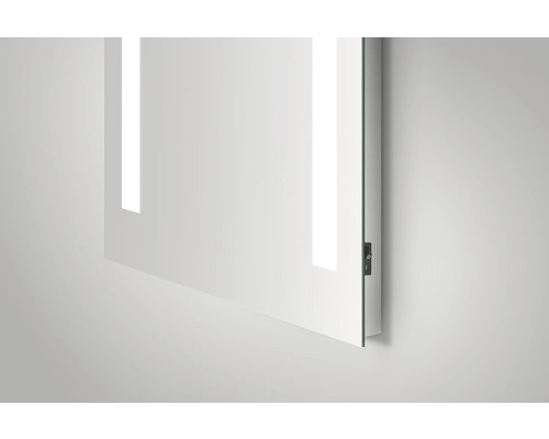 Detailaanzicht van een spiegel met verlichting en schakelaar