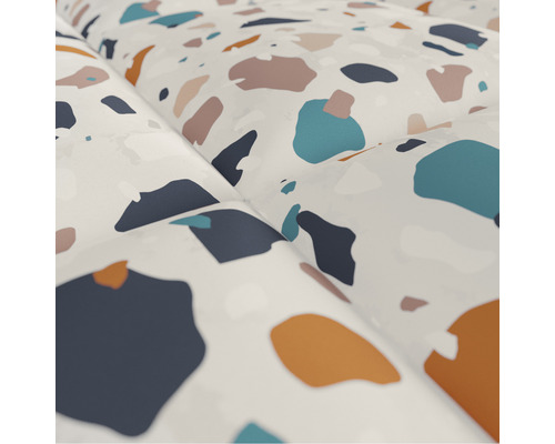 Gedetailleerde weergave van een gewatteerde hoes met abstract patroon