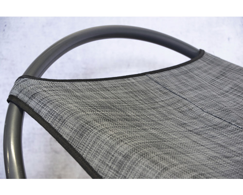 Detailopname van een tuinstoel met stoffen bekleding en buisframe