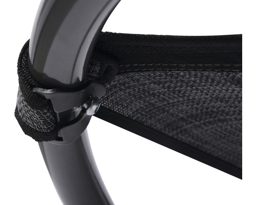 Detailopname van een bevestigingsclip op een tuinmeubel