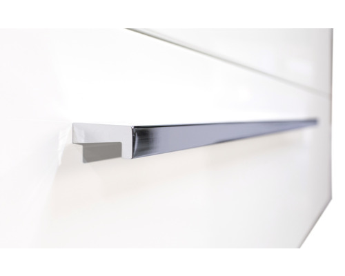 Detailweergave van een witte kast met zilverkleurige handgreep