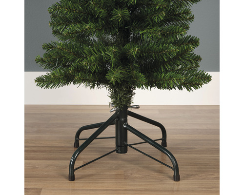 Gedetailleerde opname van een kunstmatige kerstboom met metalen voet.